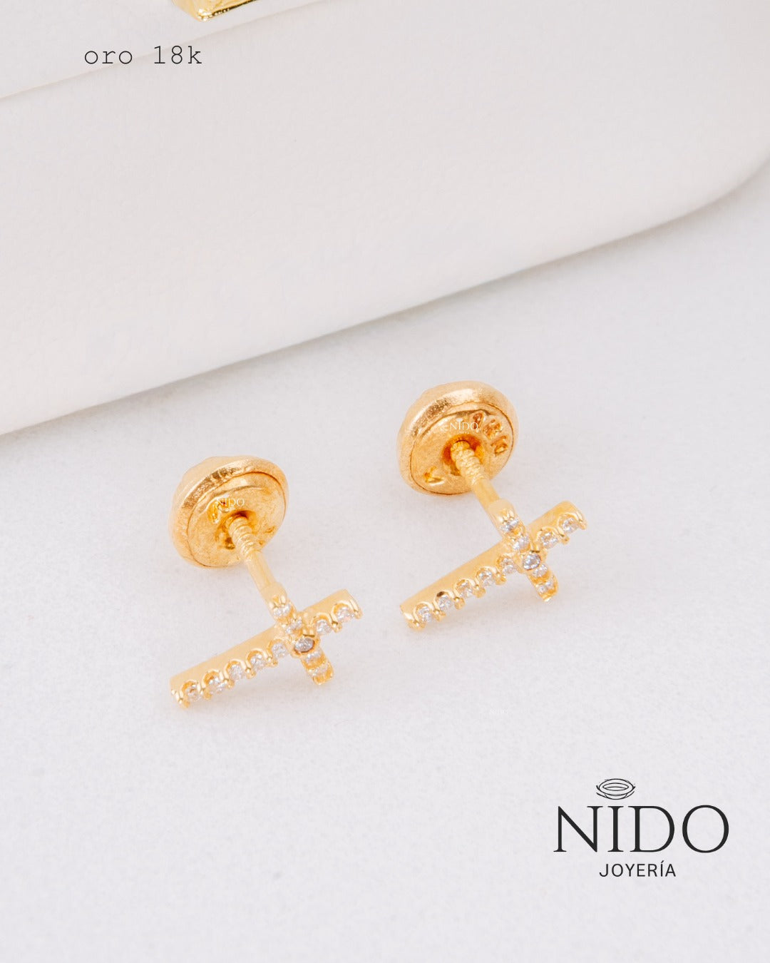 Topo Cruz mediano circón peso 0,74 gramos 18k